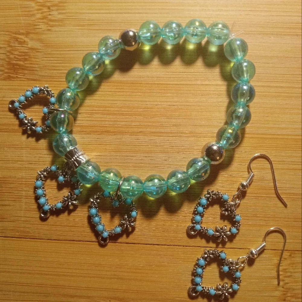 Green Beaded Bracelet with Turquoise Heart Charms - Picture 1 of 1